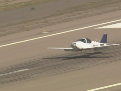 Emergenza a bordo, l’aeroplano atterra senza carrello: video. 