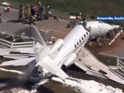 Jet privato sbaglia l'atterraggio, esce fuori pista e si apre in due. Almeno due morti