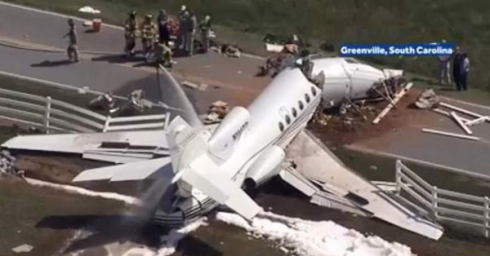 Jet privato sbaglia l'atterraggio, esce fuori pista e si apre in due. Almeno due morti