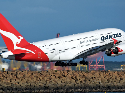 Passeggero ubriaco semina il panico su un aereo Qantas, arrestato dopo l’atterraggio d'emergenza. 