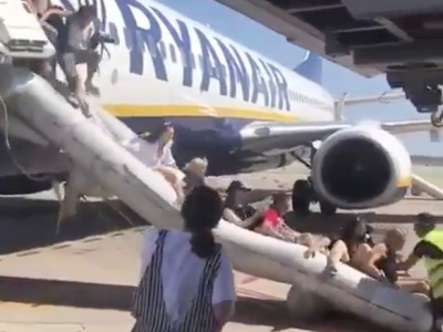 Panico su volo Ryanair: batteria del telefono cellulare di un passeggero esplode prima del decollo.