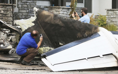 Attacco kamikaze, marito geloso muore schiantandosi con l'aereo contro la sua casa nel tentativo apparente di uccidere la moglie