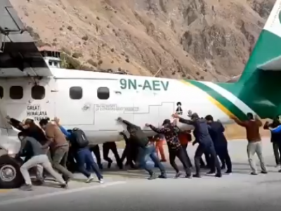 Aereo buca una gomma i passeggeri scendono in pista e lo spingono per spostarlo. IL  VIDEO