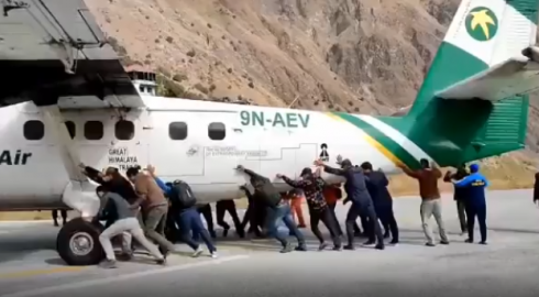 Aereo buca una gomma i passeggeri scendono in pista e lo spingono per spostarlo. IL  VIDEO