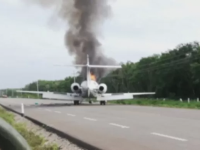 I trafficanti di droga messicani abbandonano l'aereo sull'autostrada - VIDEO