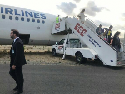 Un fuori pista per un Boeing 737-800 della Turkish Airlines durante l'atterraggio