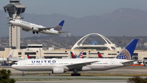 Passeggero apre il portellone di un aereo in rullaggio e salta fuori. 