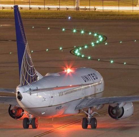 Aereo in picchiata per 1.000 metri in due minuti. Volo diretto a Phoenix atterra in emergenza a Cedar Rapids. 