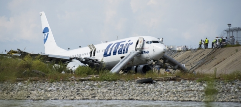 Aereo russo sbaglia l'atterraggio e finisce nel fiume