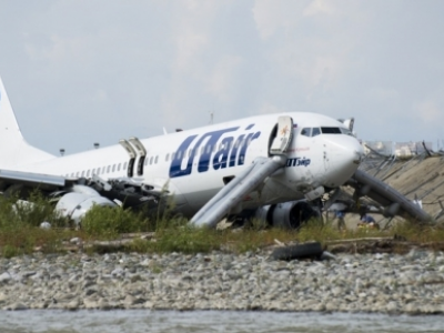 Aereo russo sbaglia l'atterraggio e finisce nel fiume