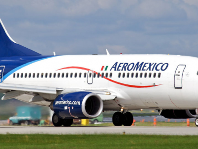 Il passeggero apre la porta d’emergenza del suo aereo e cammina sull'ala – Il video