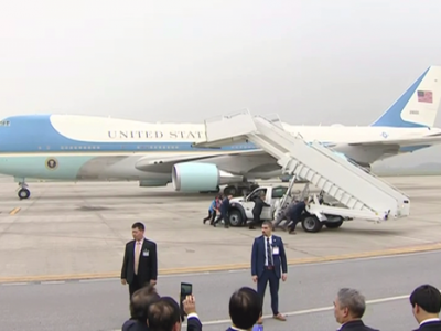 Vietnam, scala d'imbarco dell'Air Force One 'spinta' a mano sulla pista dagli uomini della scorta di Trump