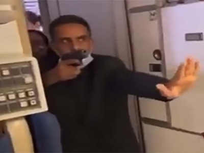 Viaggiare sicuri. Agente della sicurezza tiene i passeggeri sotto tiro con la pistola sul volo charter Jordan Aviation - VIDEO