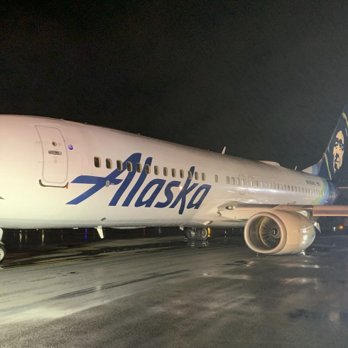 Il Boeing 737 dell'Alaska Airlines subisce danni durante la tempesta tropicale Hilary poco prima dell'atterraggio – Il video