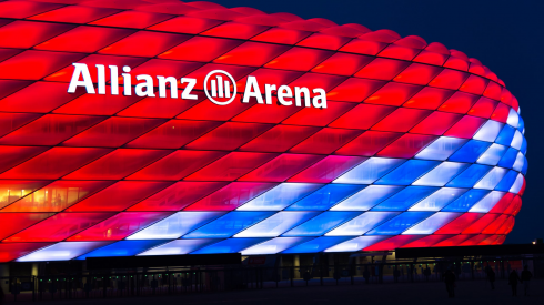 Aeroplano di carta lanciato dalle tribune di calcio dell'Allianz Arena di Monaco finisce nella porta avversaria 20 secondi dopo -VIDEO dell’incredibile traiettoria