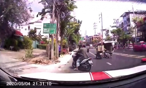 Ambulanza perde il paziente per strada mentre corre in ospedale e il video inedito dell'assurdo incidente diventa virale.