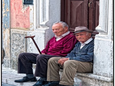 anziani davanti porta di casa