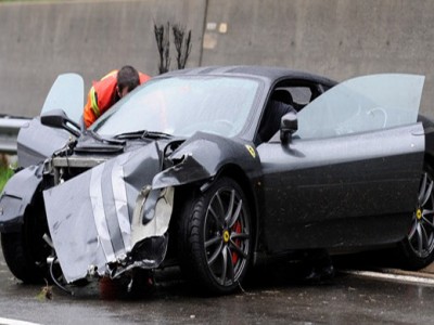 aquaplaning ferrari demolita