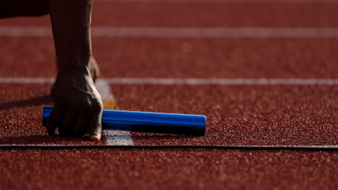 Atleta transgender, nata uomo, gareggia contro le ragazze scatenando i social media - Il video