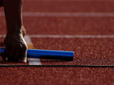 Atleta transgender, nata uomo, gareggia contro le ragazze scatenando i social media - Il video