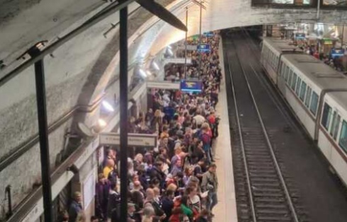 Cade sui binari della metro di New York, muore investita da un treno bambina di 10 anni