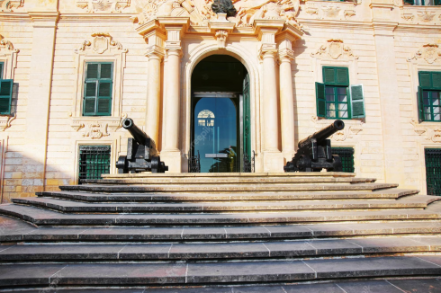 Italiani all'estero e bravate. Malta: sale col motorino sui gradini della sede del Primo Ministro a Valletta per farsi una foto