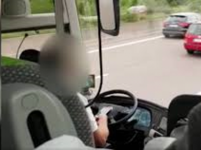 Ancora un autista di Flixbus con lo smartphone al volante - VIDEO.