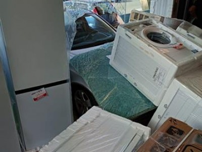 Galatina, sfonda la vetrina ed entra con l’auto nel supermercato. Sfiorata la tragedia. IL VIDEO