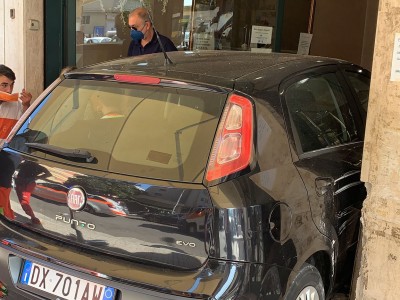 Lecce, sfonda la vetrina ed entra con l’auto nel bar. IL VIDEO