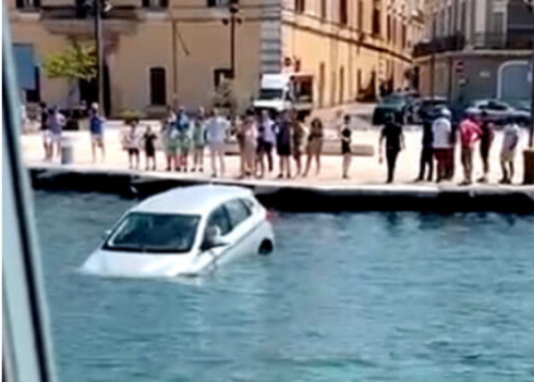 Non inserisce il freno di stazionamento e l’auto finisce in mare al porto di Brindisi – Il video è virale