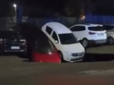 Un evento insolito: due auto inghiottite da una voragine apertasi mentre erano in sosta e non è la prima volta. Il video