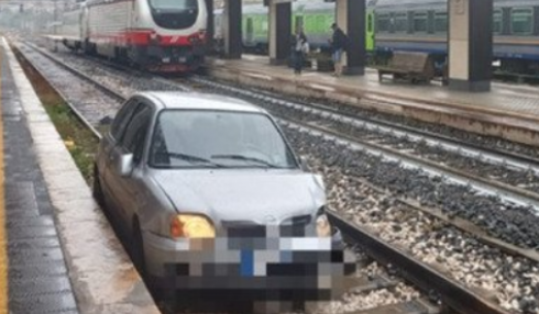 Fabriano, paura alla stazione ferroviaria: sfonda la vetrata della sala d'attesa della stazione e parcheggia sui binari