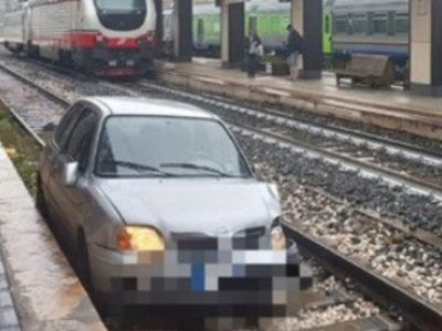 Fabriano, paura alla stazione ferroviaria: sfonda la vetrata della sala d'attesa della stazione e parcheggia sui binari