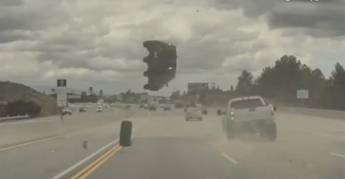 Dash cam Tesla registra video di una Kia Soul che viene lanciata in aria in un terrificante incidente