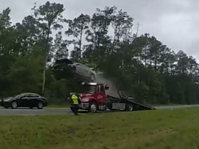 Auto "prende il volo" sulla rampa del carro attrezzi decollando in modo spettacolare – Il video