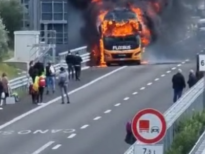 Autobus Flixbus prende fuoco sulla A14 tra Andria e Canosa: passeggeri scappano in strada - VIDEO