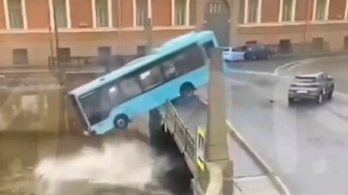 Tragedia a San Pietroburgo: autobus con passeggeri "precipitato" in un fiume, 3 morti - Il video 