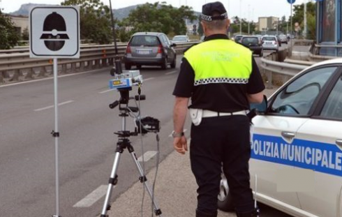 Altro “Stop” della Cassazione agli autovelox. Nulla la multa perché la strada non è «urbana a scorrimento» se non c’è banchina e marciapiede