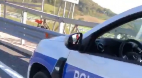 Autovelox o trappole per “far cassa? La furia dell’automobilista contro la pattuglia della Polizia Locale nel video diventato in pochi istante virale sul cavalcavia della S.S. 318 allo svincolo per Valfabbrica, Perugia, Umbria.