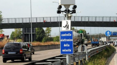 Multe autovelox: cade l’obbligo di comunicare chi era alla guida quando è proposto il ricorso al giudice o al prefetto contro il verbale d’infrazione al CdS