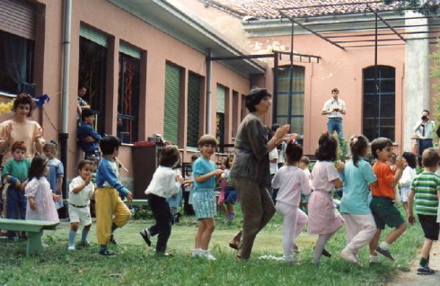 bambini cortile scuola