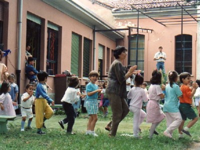 bambini cortile scuola