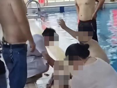 Si tuffa in piscina ma va a fondo - VIDEO