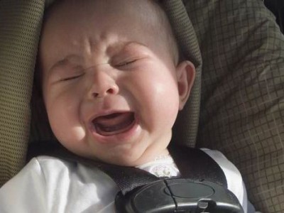 bambino su un seggiolino auto