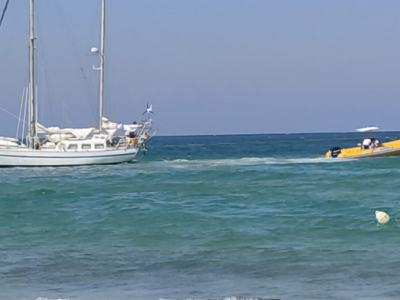 Barca a vela incagliata a San Cataldo al confine tra la Marina di Lecce e quella di Vernole  – IL VIDEO