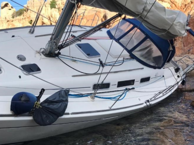 Barca a vela italiana si incaglia sulla costa di Plitra in Grecia