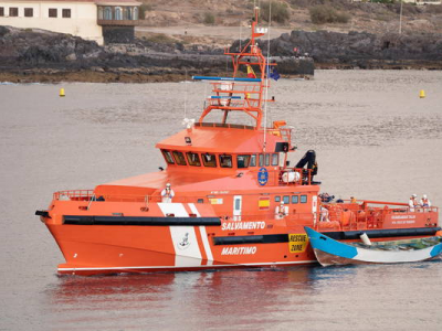 Migranti, nuova tragedia al largo delle Canarie: trainata a riva una barca con 24 cadaveri. 