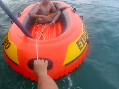 Video del bambino alla deriva sul canotto gonfiabile