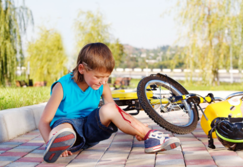 Il bambino cade nel parco giochi e si fa male? Il Comune deve risarcirlo sempre se il danno era “inevitabile”. 