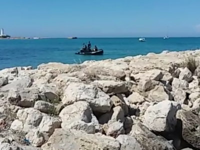 Bomba a San Cataldo. A due passi dalla spiaggia il video amatoriale del recupero